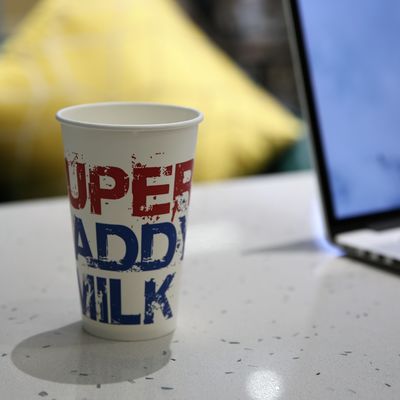 Taza de papel de pared única para bebidas calientes desechable y hecha de papel de calidad alimentaria